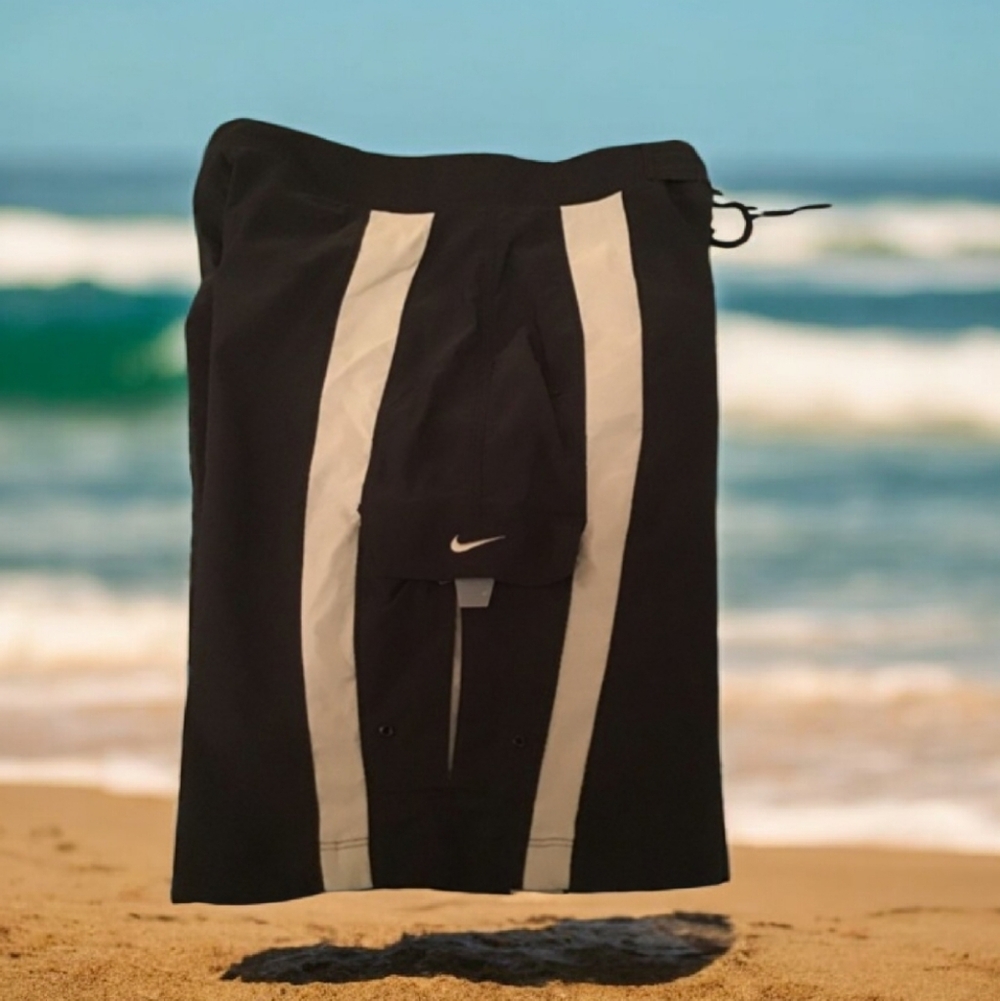 Nike board shorts men’s size 34 med black gray 🦅 zip pocket in front goo